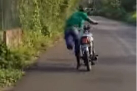 भरधाव बाईकसोबत फरफटत गेला तरुण आणि...; धडकी भरवणारा VIDEO VIRAL