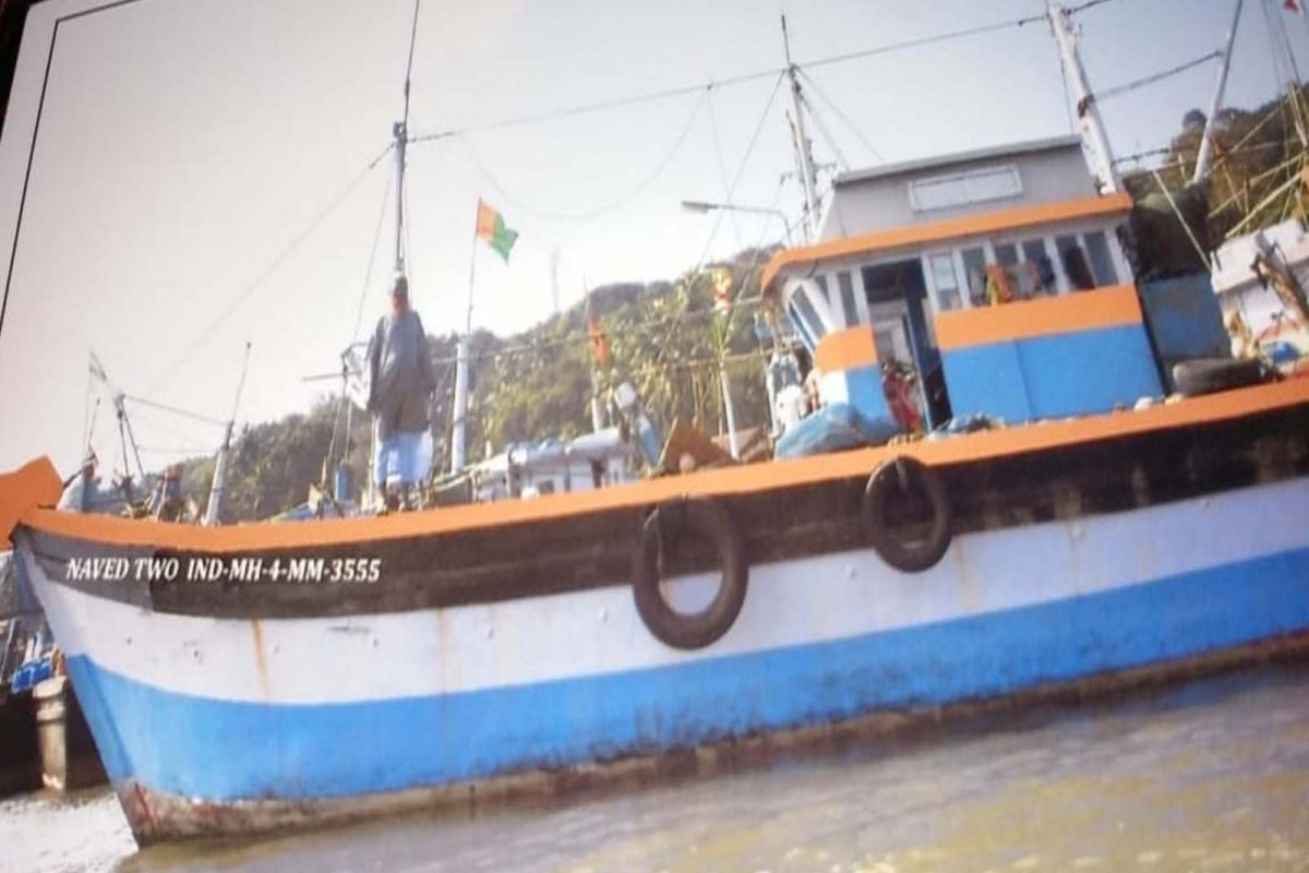 रत्नागिरी (Ratnagiri ) जिल्ह्यातील जयगड (jaygad) इथं मासेमारी करणारी नावेद-2 ही बोट तब्बल 6 खलाशांसह बेपत्ता आहे