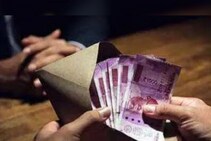 लाचखोरी प्रकरणात नगरच्या लेखाधिकाऱ्यावर कारवाई; घरात 11 लाखांसह आढळलं इतकं सोनं