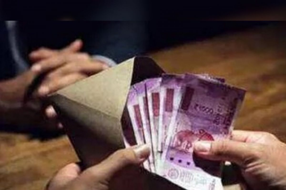 नगरच्या लेखाधिकाऱ्यानं लाचखोरीतून कमवली लाखोंची मालमत्ता; घरात 11 लाख रोकडसह आढळलं इतकं सोनं