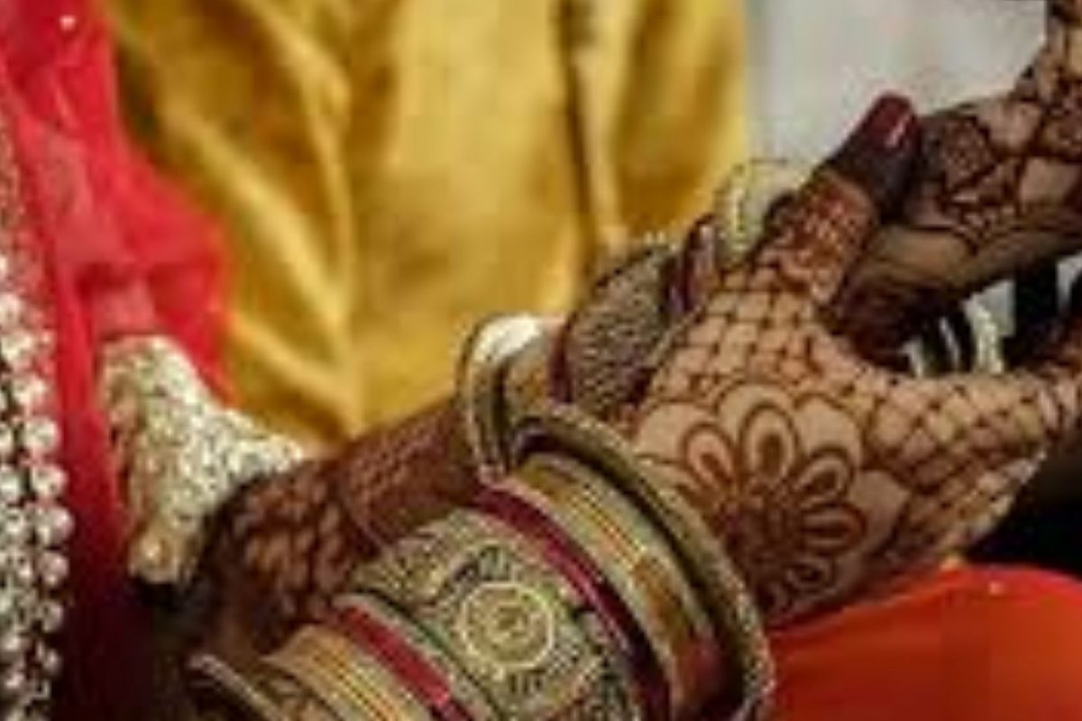 नवविवाहित नवरीच्या खोलीत पोलिसांची छापेमारी; धक्क्याने नवरदेवाची आई झाली बेशुद्ध