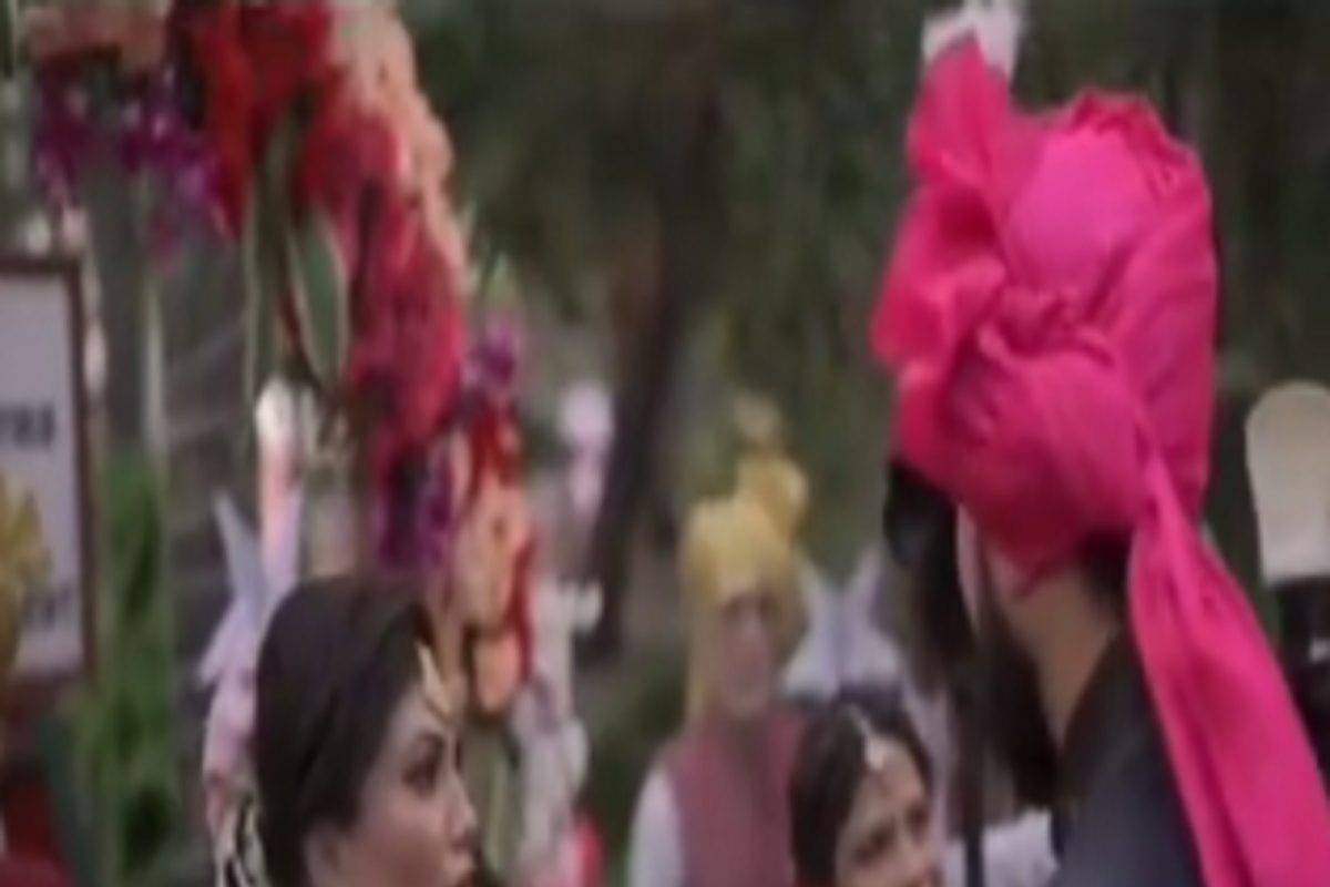 VIDEO - 'हे काय आहे?', वरमालावेळी मित्राचा प्रताप पाहून भडकली नवरी; लग्नमंडपातच केला राडा