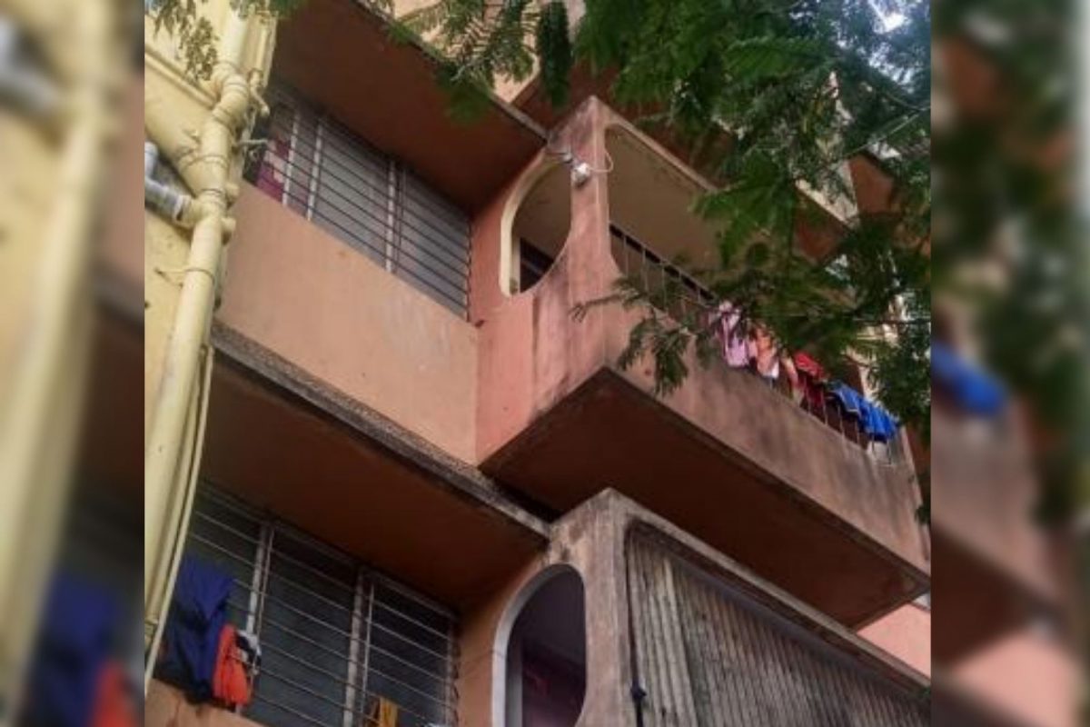 याच इमारतीवरून पडून महिलेचा मृत्यू झाला आहे. (फोटो-लोकमत)