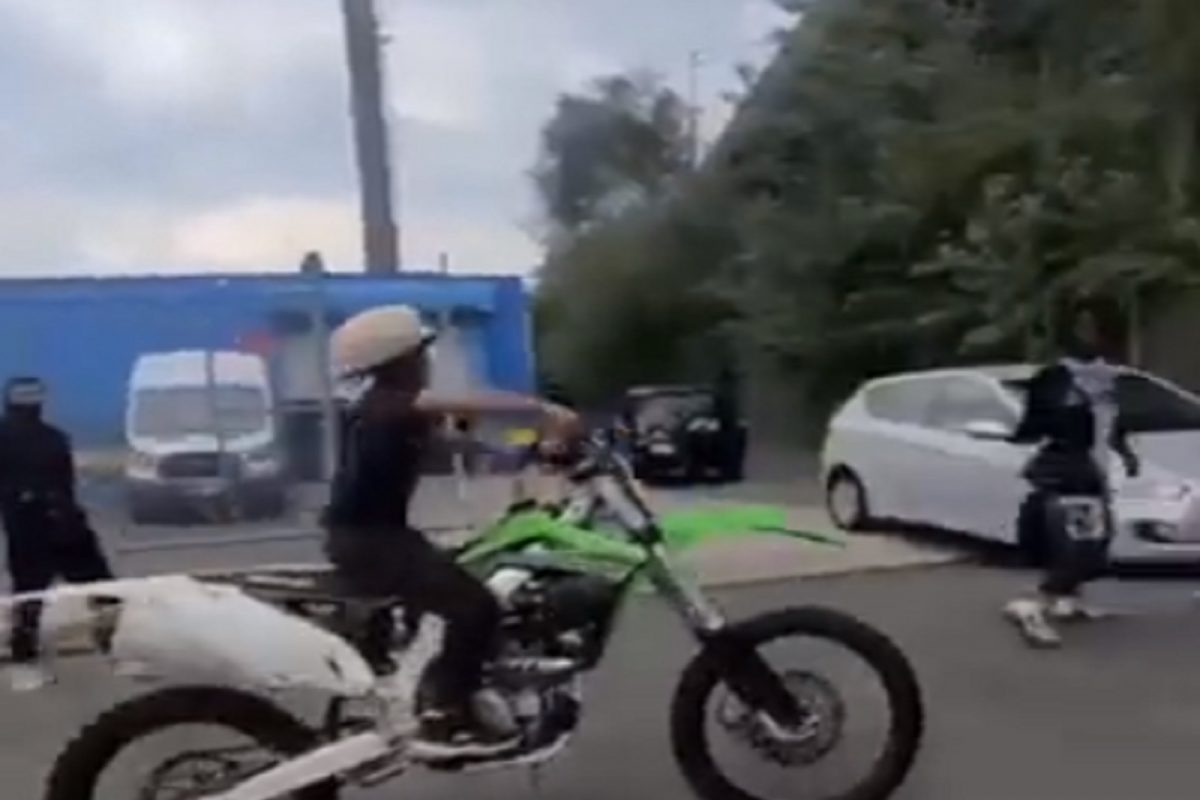 बाबो! गाडीएवढी उंचीपण नाही अन् चिमुकल्याने एका चाकावर सुसाट पळवली बाईक; पाहा VIDEO