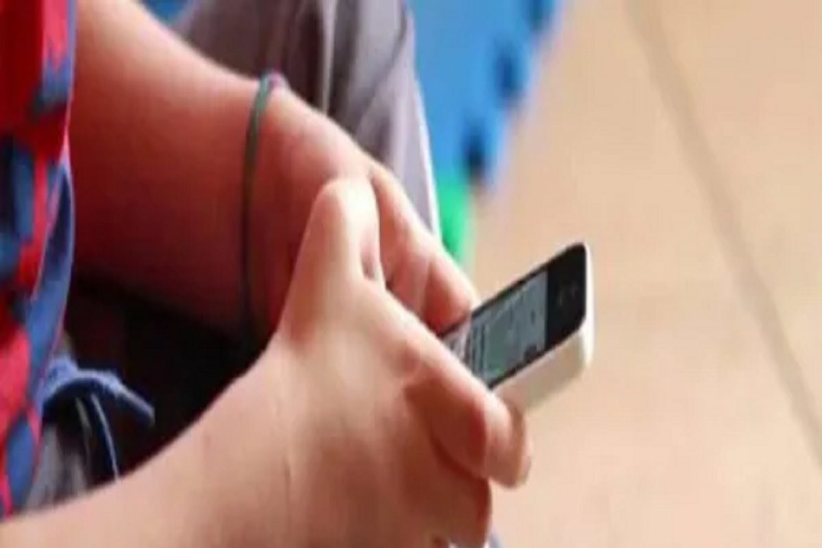 बापरे! गेम खेळता खेळता झाला Mobile blast; चिमुकल्यांच्या शरीरात घुसले बॅटरीचे तुकडे