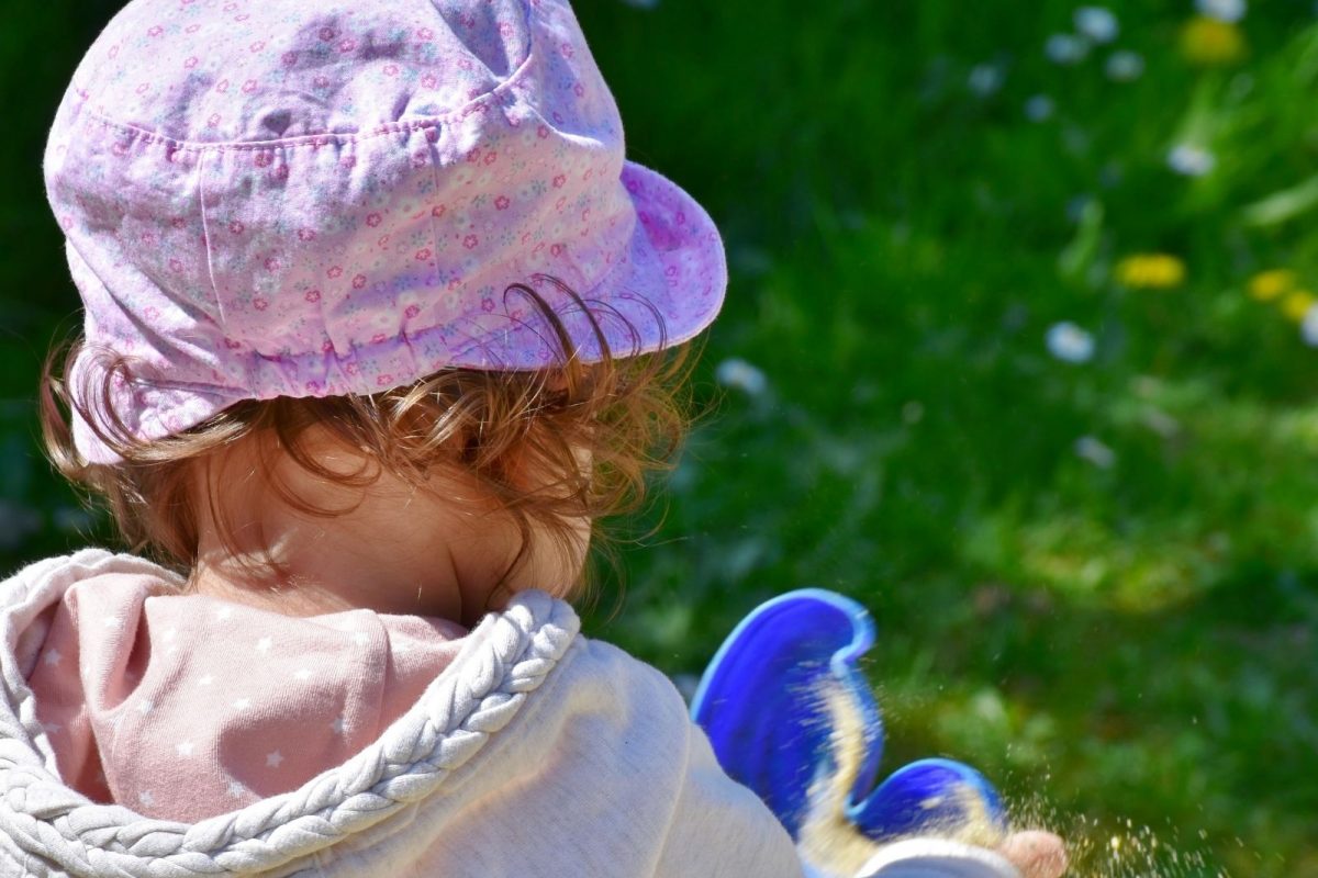 चिमुकल्या लेकीच्या खतरनाक हौशेमुळे आई दहशतीत; तिची खेळणी पाहूनही फुटतो घाम