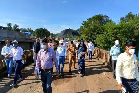 

चिपळूणमधील पूरग्रस्त भागाची पाहणी करण्यासाठी केंद्रीय पथक आज चिपळूणमध्ये दाखल झालं आहे.