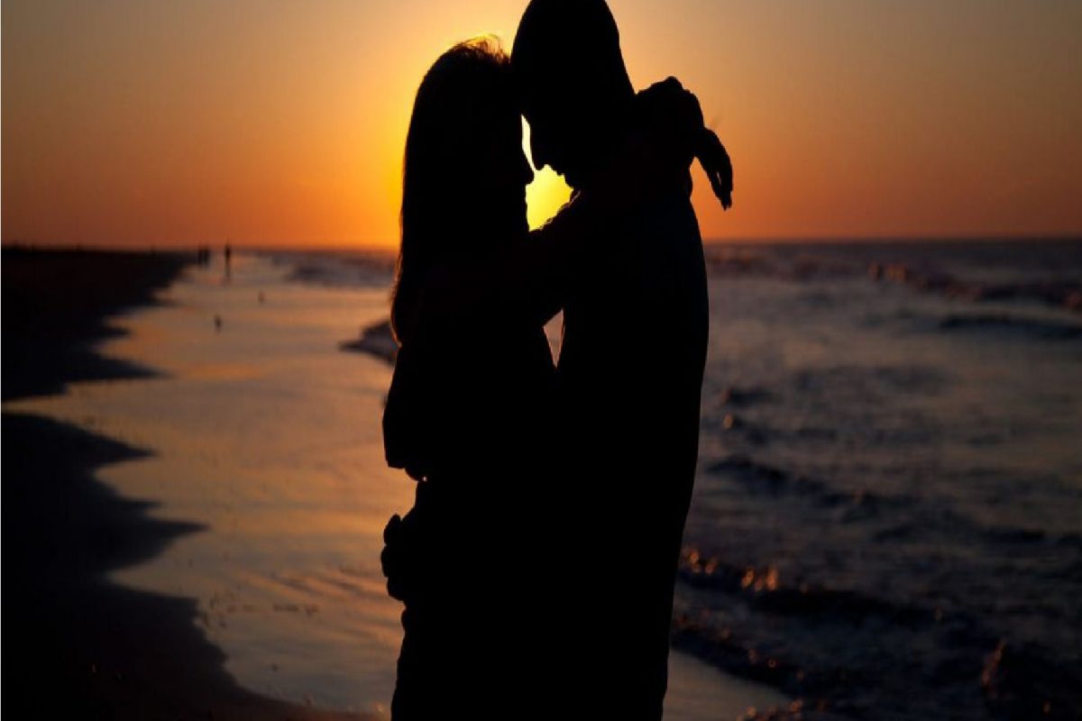 प्रियकराचं अजब कृत्य पाहून शॉक झाली तरुणी; बॉयफ्रेंड सोडून त्याच्या मित्रालाच करू लागली डेट