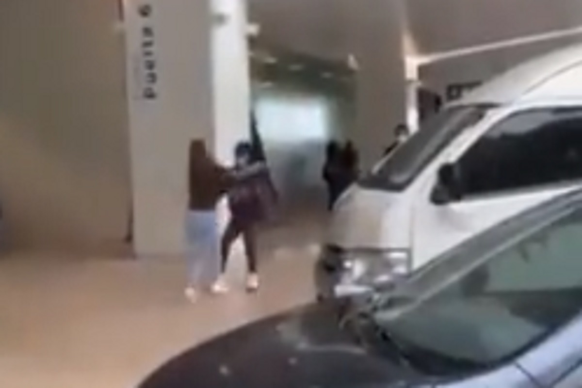 Oh no! उत्साहात मिठी मारणं पडलं महागात; कपलसोबत काय घडलं पाहा Video