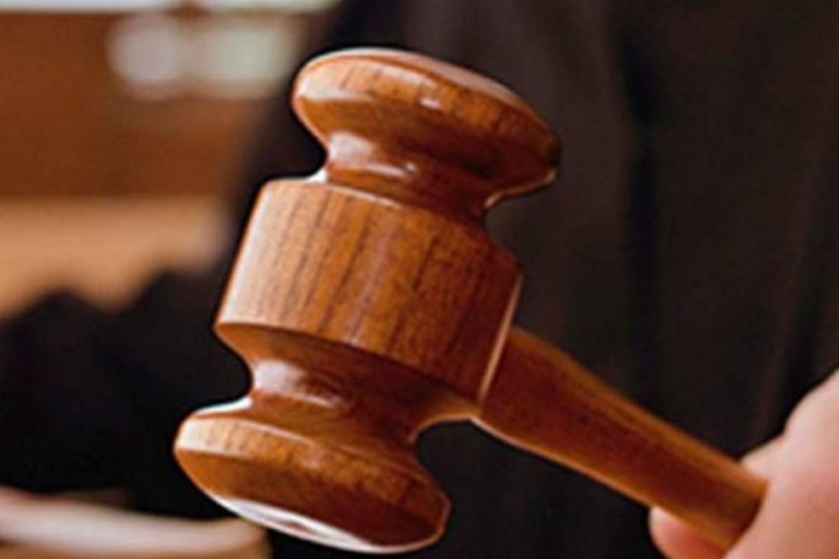 अल्पवयीन मुलीला भररस्त्यात केलं KISS; कोर्टानं तरुणाला घडवली आयुष्यभराची अद्दल