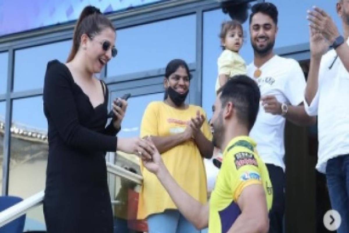 IPL 2021 : मॅच संपल्यावर Deepak Chahar ने मैदानातच केलं गर्लफ्रेंडला Propose, Romantic Video