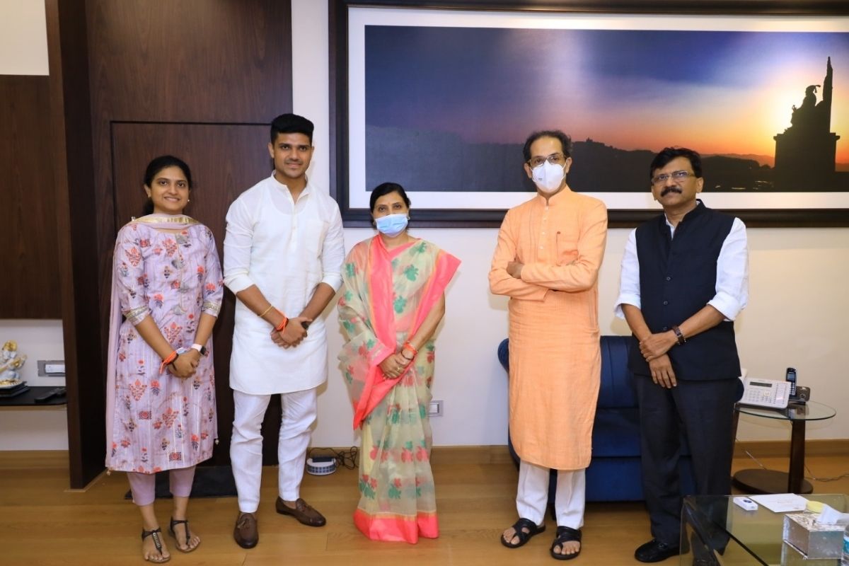 शिवसेनेच्या रणनितीमुळे भाजपला धक्का; दिवंगत खा. मोहन देलकर यांच्या पत्नीचा शिवसेनेत प्रवेश