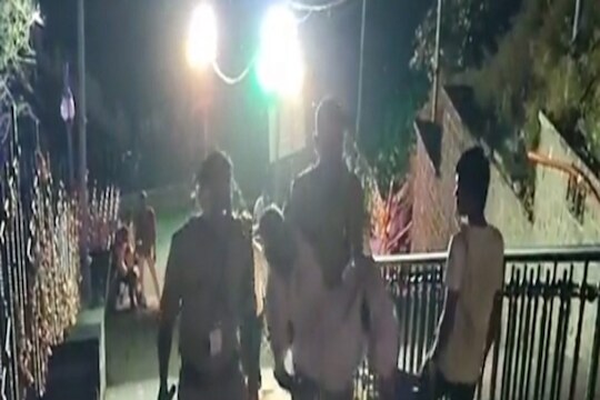 खाकीतले देवदूत: 80 वर्षांच्या आजींना स्वतः उचलून पोहोचवलं देवीच्या मंदिरापर्यंत; रियाझ आणि रितेशवर होतोय कौतुकाचा वर्षाव, पाहा VIDEO