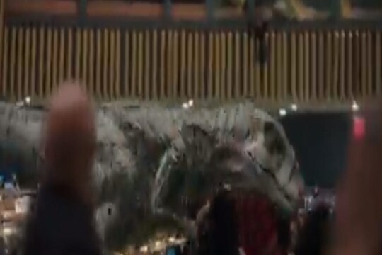 अरे बापरे! भरसभेत घुसला महाकाय Dinosaur आणि...; व्हायरल होतोय Shocking Video
