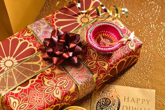 Diwali 2021 मध्ये तुमच्या जवळच्या व्यक्तींना काजू-बदाम किंवा मिठाई नाही तर द्या खास गिफ्ट! मिळेल आर्थिक सुरक्षा
