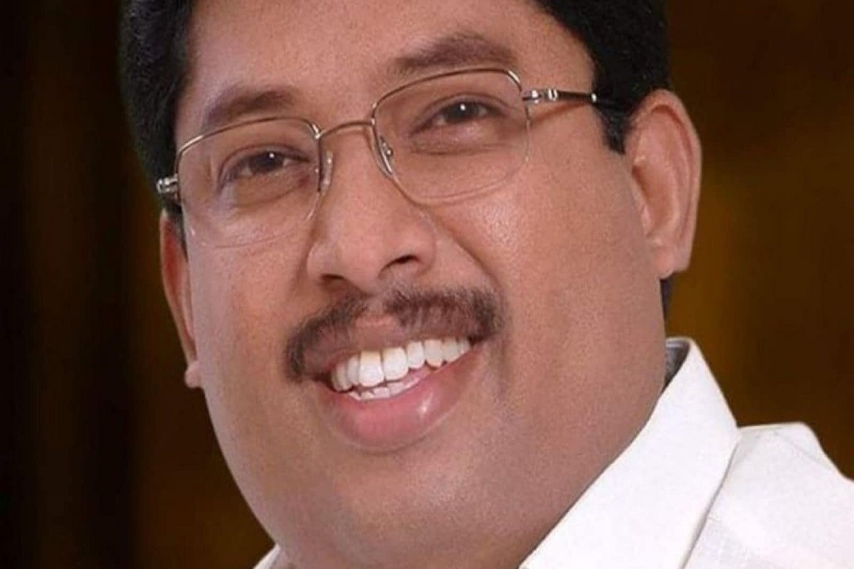 वडिलांच्या फोटोला हार चढवतानाच आला हार्ट अटॅक; माजी आमदार Veerapandi A Raja यांचा वाढदिवशीच मृत्यू