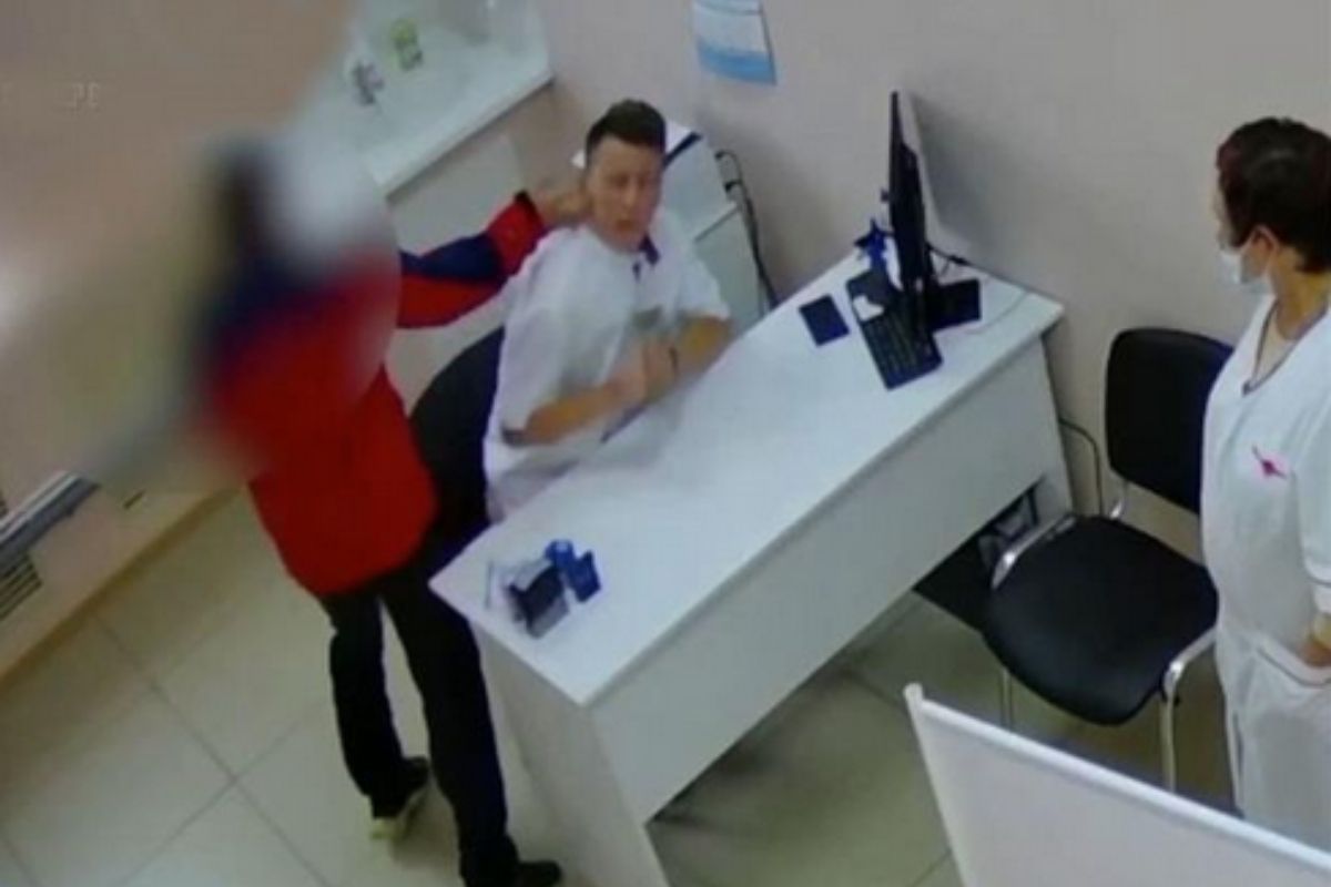 VIDEO : पत्नी डॉक्टरच्या केबिनमधून बाहेर पडताच, नवरा शिरला आत; डॉक्टरची केली भयावह अवस्था!