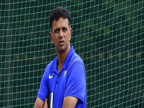 आयसीसी टी-20 वर्ल्ड कपला (T20 World Cup) 17 ऑक्टोबरपासून युएईमध्ये सुरुवात होणार आहे.  हा टी-20 वर्ल्ड कप झाल्यानंतर टीम इंडियाचे मुख्य प्रशिक्षक रवी शास्त्री(Ravi Shastri) या पदावरून पाय उतार होणार आहेत. रवी शास्त्री यांच्यानंतर राहुल द्रविडकडे (Rahul Dravid) टीम इंडियाचं प्रशिक्षकपद दिलं जाईल, असं वृत्त आहे.
