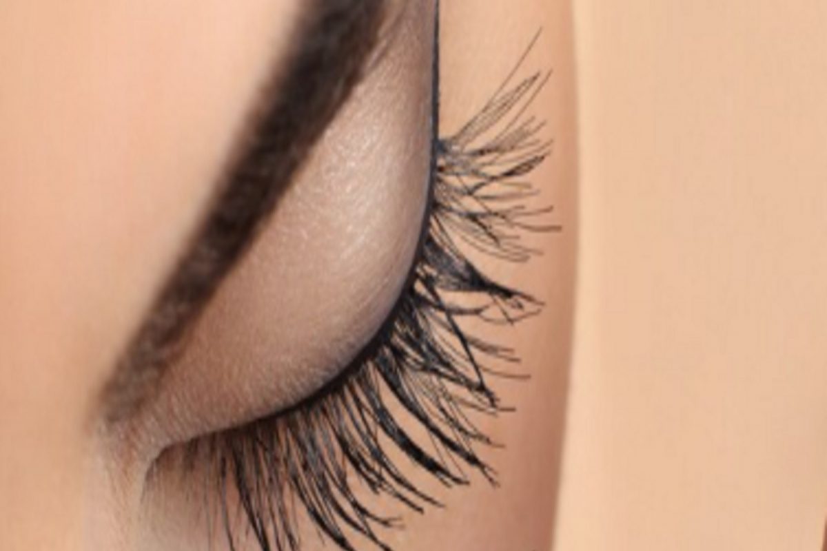 पार्टीसाठी जाताना Eyes Lashes लावणं पडलं महागात, तरुणीची अशी झाली अवस्था; अनेक दिवसांपर्यंत दिसणंच झालं बंद