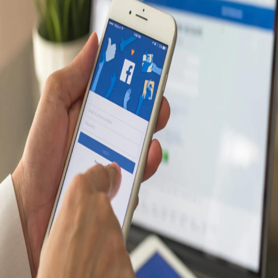 Facebook Account अकाउंट लॉगइन करताना पासवर्ड सिक्योर ठेवा. ओपन Wifi चा वापर करू नका.