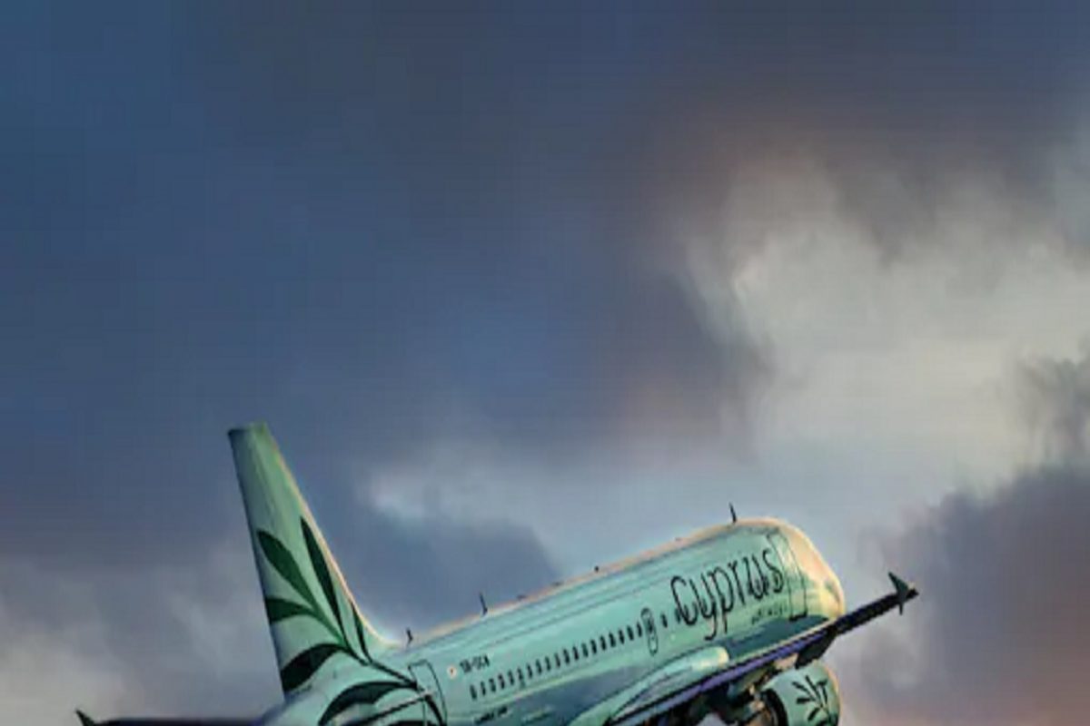 यक्स! उडत्या विमानातून झाला मलमूत्राचा वर्षाव; विमानतळाजवळ अजब घटना