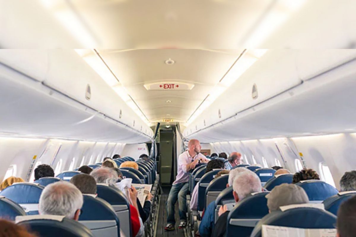 दिल्लीहून मुंबईला येणाऱ्या अभिनेत्रीचा एका विकृताने विमानातच विनयभंग केला आहे. (File Photo)