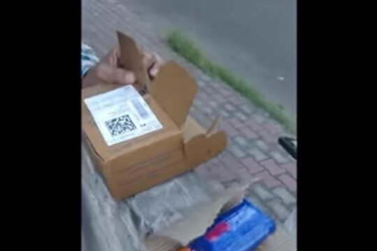 Flipkart ने iPhone 12 ऐवजी पाठवला साबण, VIDEO पाहून व्हाल हैराण