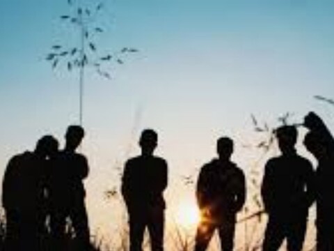 वाईट संगत : वाईट संगती माणसाला त्याच्या ध्येयापासून भरकटवतात. आपले काम, ध्येये सोडून तो अनावश्यक गोष्टींमध्ये वेळ वाया घालवू लागतो. तारुण्याचा मौल्यवान वेळ वाईट संगतीत वाया जातो. वाईट संगतीमुळं एखाद्याचं संपूर्ण आयुष्य बरबाद झाल्याचे तुम्ही पाहिले असेल, त्यामुळे चांगल्या लोकांची संगत महत्त्वाची आहे.