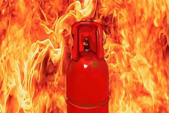 काडीपेटी पेटवताच गॅसचा सिलिंडरचा स्फोट, नाशिक हादरलं; 6 कामगार जखमी