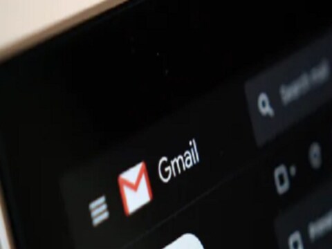 Gmail आणि Outlook युजर्सला या फेक मेलद्वारे टार्गेट केलं जातं. Mail मध्ये युजरला गिफ्ट दिलं जाण्याचं सांगितलं जातं. मेलमधील गिफ्ट्स कार्ड्सद्वारे स्टोर्समध्ये खरेदी करता येईल असं आमिष दिलं जातं.