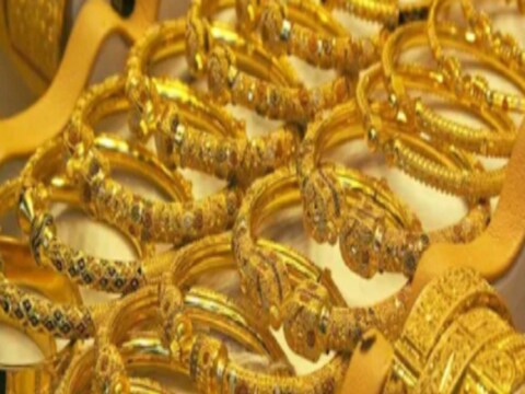  आज आठवड्याच्या सुरुवातीला सोमवारी सोने दरात (Gold Silver Price Today 11th October) काहीशी घसरण झाली आहे. तर चांदीचा भाव वधारला आहे. 