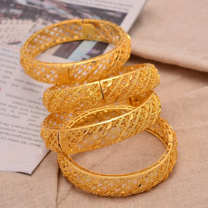  सोन्यामध्ये गुंतवणूक (Investment in Gold) अनेकांना प्रिय असते. खासकरून भारतीयांसाठी, कारण भारतात सोनेखरेदीला गुंतवणूक त्याचप्रमाणे शुभ (Buying gold during Festive Season) मानलं जातं. त्यात सणासुदीला सोनं खरेदी (Gold Rate Today) करण्याची भारतात परंपरा आहे. सोनं हे आता नव्हे तर शतकांपासून समृद्धीचे प्रतीक आहे. भारतात सोनं जतन करण्याची परंपरा आहे. भावी पिढ्यांना भेट म्हणूनही सोनं किंवा सोन्याचे दागिने दिले जातात. सोन्याचे हे महत्त्व आजही अबाधित आहे.
