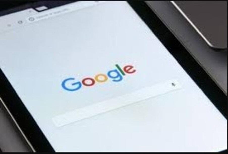 Crawlers द्वारे वेबपेज मिळाल्यानंतर Google चं सिस्टम वेगवेगळ्या पेजचा कंटेंट चेक करतो. यात फोटो, व्हिडीओ आणि वेब कंटेंट सर्व काही सामिल असतं. गुगल क्रॉल केलेलं पेज चेक करतो. यात कीवर्ड्स आणि वेबसाईट कंटेंटवर लक्ष दिलं जातं. त्याशिवाय वेबसाईट कंटेंटमध्ये किती नाविन्य आहे, कॉपी-पेस्ट तर नाही ना याचीही माहिती घेतली जाते.