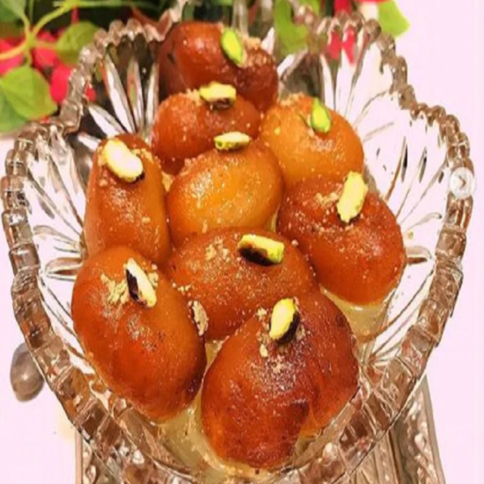 रेस्टोरंटमध्ये गुलाबजामच्या भांड्यात आढळलं मेलेलं झुरळ, ग्राहकाला 55 हजार देण्याचे आदेश; वाचा काय आहे प्रकरण