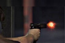 उगारलेलं पिस्तूल निघालं लायटर;तावडीत सापडलेल्या भामट्याला गावकऱ्यांनी बेदम चोपलं