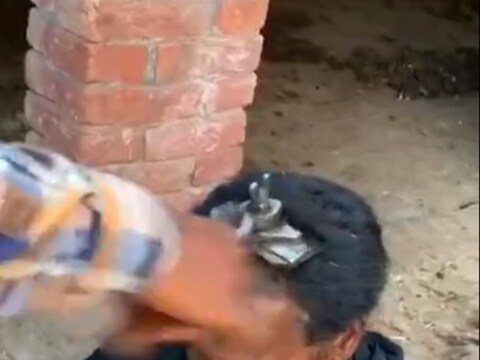 केस कापण्यासाठी डोक्यावर काय फिरवलं पाहा.