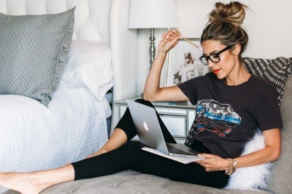 आठवडाभर ऑफिसचं काम करून कंटाळा आलाय? मग सुटीच्या दिवशी जपा तुमची आवड; करा 'हे' भन्नाट ऑनलाईन कोर्सेस