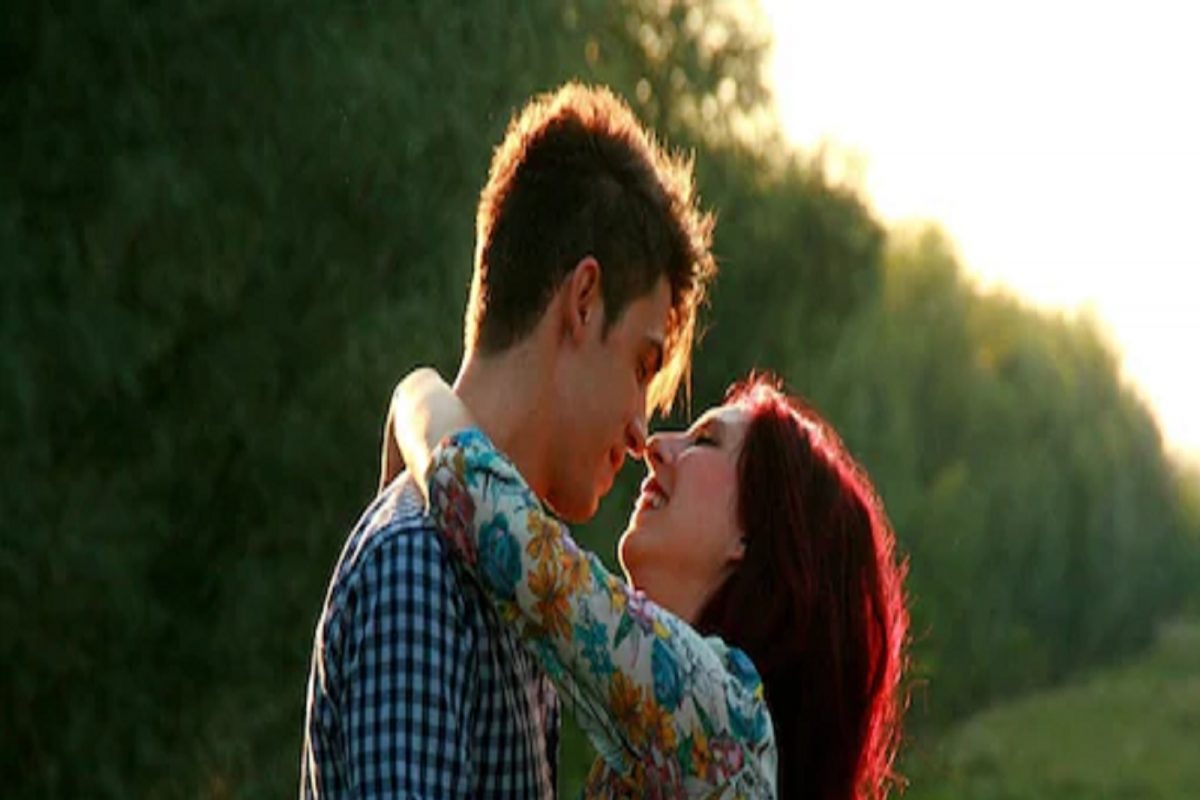 सौंदर्य नव्हे तर महिलांच्या 'या' गोष्टीकडे आकर्षित होतात पुरुष; सर्वेक्षणात उलगडली 'राज की बात'