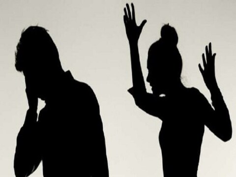 Suicide in Pune: पुण्यातील लोणी काळभोर पोलीस ठाण्याच्या हद्दीत एक विचित्र घटना समोर आली आहे. येथील एका 32 वर्षीय तरुणानं पत्नीच्या त्रासाला कंटाळून आपल्या आयुष्याचा हृदयद्रावक शेवट केला आहे.