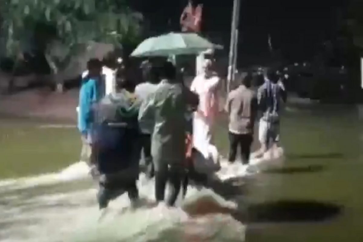 VIDEO: तासाभराच्या पावसाने पाणीच पाणी! दोघजणं वाहून गेल्याने रेस्क्यू ऑपरेशन सुरू