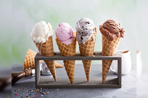 GST on Ice Cream: आइसक्रीम पार्लर किंवा आउटलेटमधून आइसक्रीम खरेदी करण्यासाठी जास्त पैसे मोजावे लागणार आहेत. आइसक्रीम वरील वस्तू आणि सेवा कर (जीएसटी) वाढवण्याचा निर्णय केंद्र सरकारने घेतला आहे. 