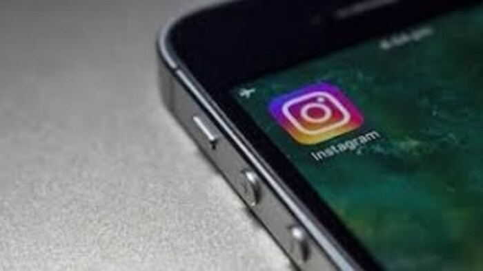 Instagram Stories सीक्रेटली पाहण्यासाठी, स्टोरीज ओपन करण्याआधी तुमचा फोन फ्लाइट मोडवर करा. Instagram आपोआप अनेक स्टोरीज प्रीलोड करतो. त्यामुळे युजर विना डेटा कनेक्शनही प्रीलोड स्टोरीज पाहू शकतो. 