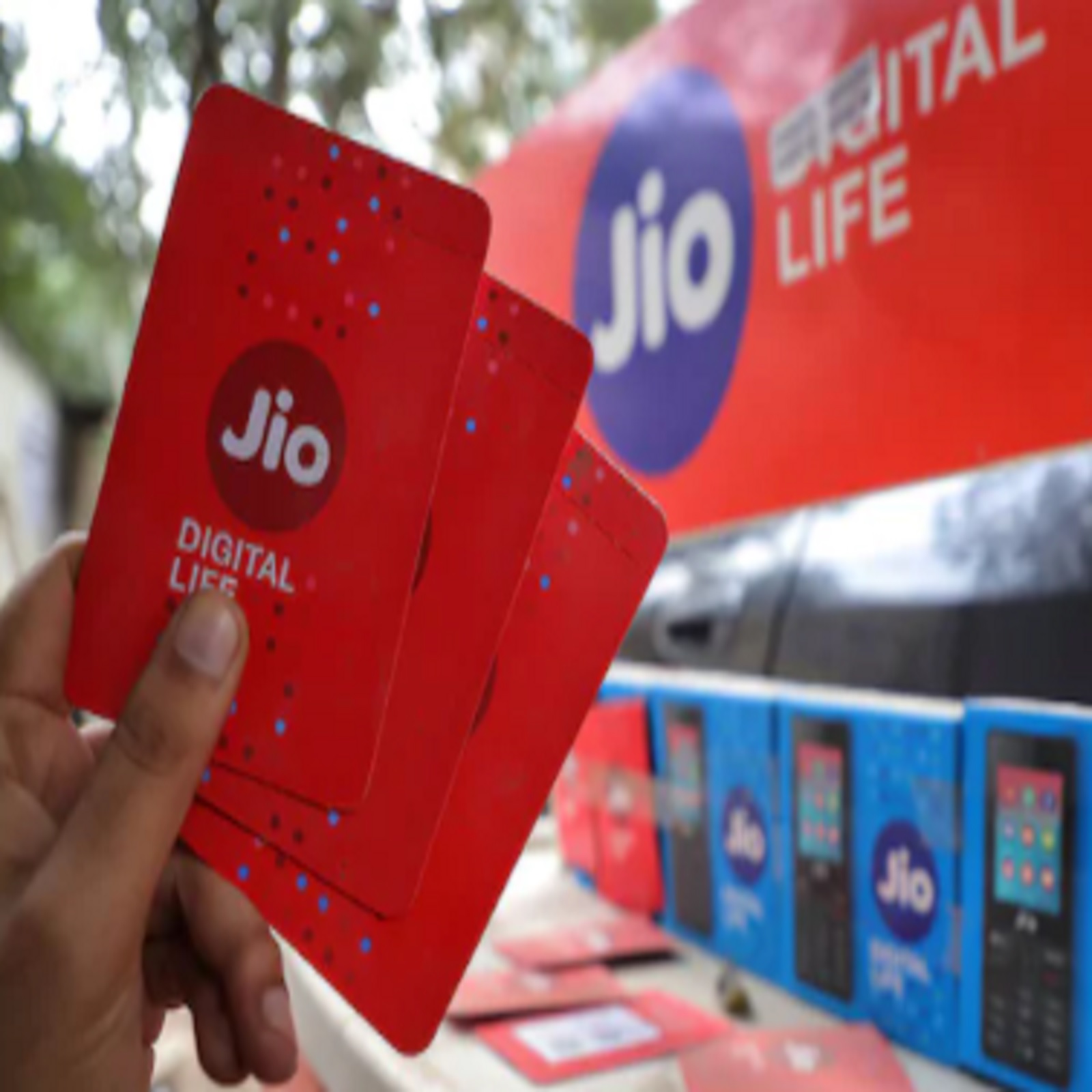 यात दररोज 1.5GB डेटा मिळतो. प्लॅनमध्ये अनलिमिटेड कॉलिंग आणि दररोज 100 SMS दिले जातात. तसंच Jio Apps चं फ्री सब्सक्रिप्शनही मिळतं.