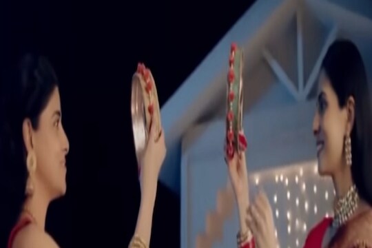 Lesbian Coupleचं करवा चौथ, डाबरच्या या जाहिरातीमुळे इंटरनेटवर खळबळ; पाहा VIDEO
