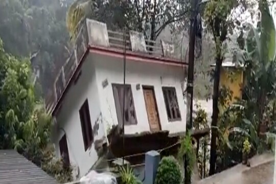 केरळमध्ये महापुराचा हाहाकार; एका सेकंदात कोसळलं भलमोठं घर, VIDEO VIRAL