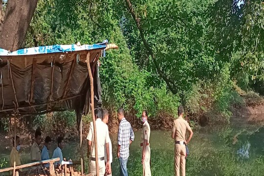  नारंगी नदीच्या किनाऱ्यावर स्मशानभूमी नजीक हाताचे कट झालेले बोट आणि माणसाचे तुकडे मिळून आले. 