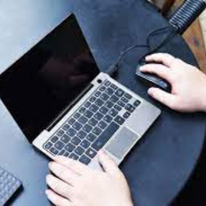 असं करा सेटिंग - सर्वात आधी स्टार्ट बटणवर क्लिक करुन सेटिंगमध्ये जा. सिस्टम मेन्यू ऑप्शनमध्ये Power and Battery चा पर्याय मिळेल. बॅटरी सेक्शनमध्ये बॅटरी सेव्हर ऑप्शनवर क्लिक करा. 