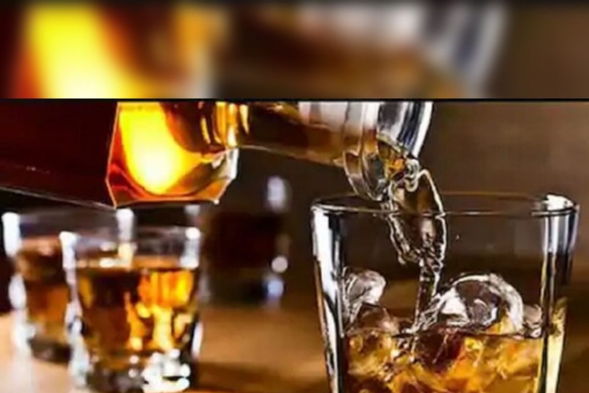 महिलेला जडलंय विचित्र व्यसन; स्वमूत्र प्यायल्यावर मिळतं समाधान