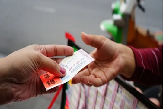 याला म्हणतात LUCK! पठ्ठ्याला लागला Jackpot; खरेदी केलेल्या वीसच्या वीस Lottery एकाच वेळी जिंकला