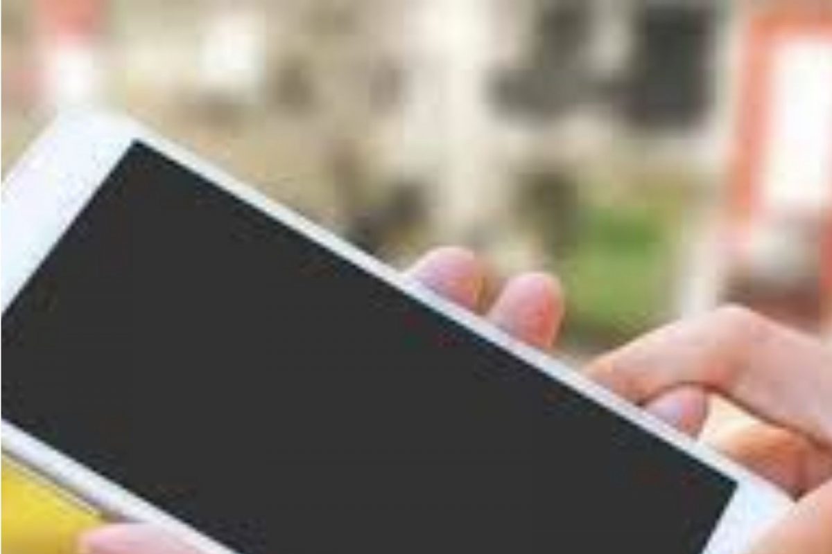 चुकूनही इतरांच्या फोनला हात लावला तर तुरुंगवास; पाकिस्तानातील हे अजब कायदे माहिती आहेत का?